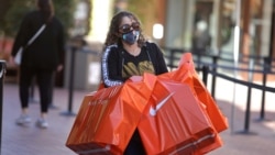 미국 캘리포니아주 커머스의 대형 할인몰 이용객이 쇼핑백 여러 개를 들고 이동하고 있다. (자료사진)