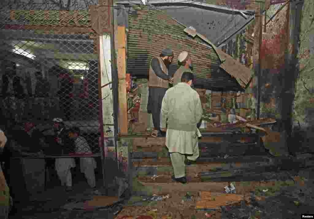 خود کش دھماکے کے بعد دکان کو شدید نقصان پہنچا