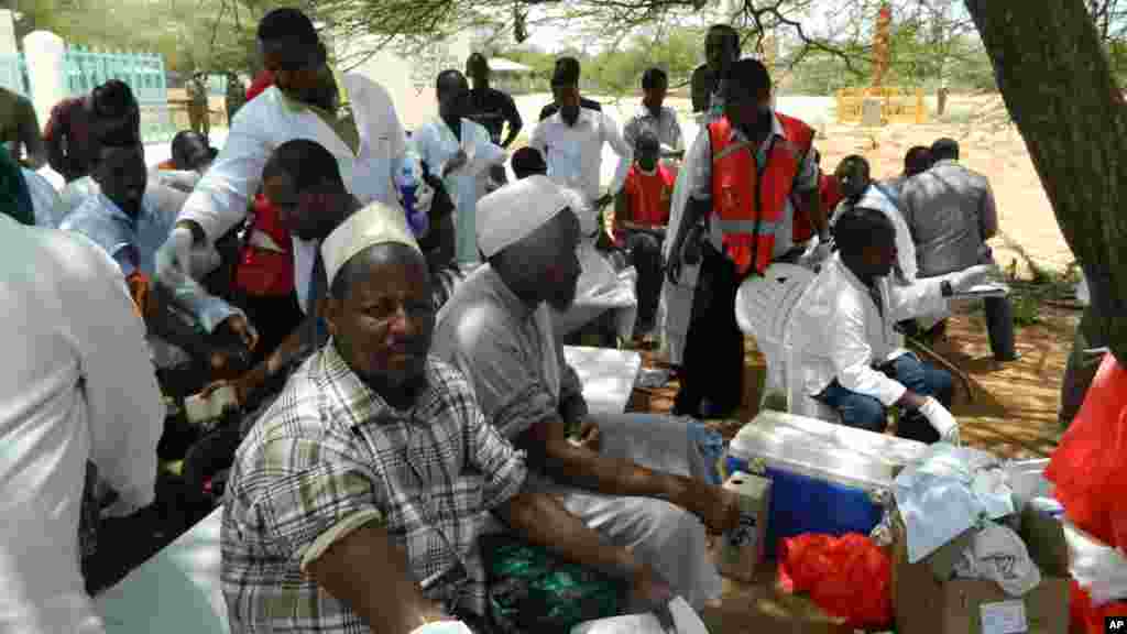 Residentes locais doam sangue no hospital de Garissa para ajudar as vítimas.