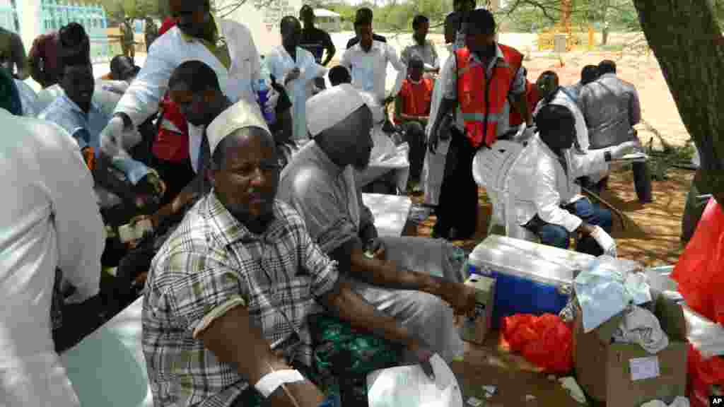 Les habitants de Garissa donnent leur sang&nbsp;à l&#39;hôpital de Garissa pour les vicitmes de l&#39;attaque de Shabaabs contre l&#39;université de Garissa, jeudi 2 avril 2015.