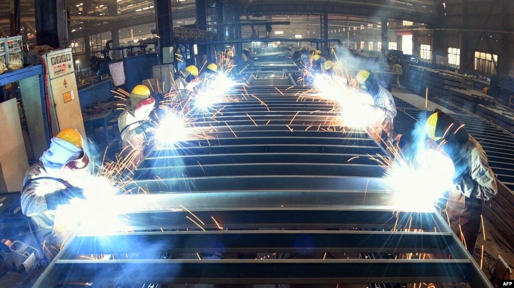 中国江苏省连云港一家工厂的工人们在焊接一个工件。（2021年8月27日）(photo:VOA)