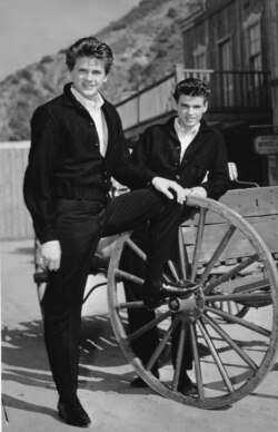 Foto tahun 1960 dari Everly Brothers Phil, kiri, dan Don. (Foto: AP)