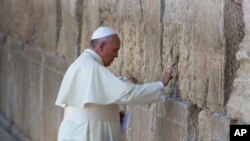 5月26日教宗访问了西墙（也叫哭墙）