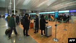 지난 1월 인천국제공항 제2여객터미널에서 여행객들이 체크인을 하기 위해 줄을 서서 기다리고 있다. (자료사진)