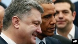 Le président ukrainien Petro Porochenko, à gauche, avec son homologue américain, Barack Obama, lors du sommet sur le climat COP21, à Paris, France