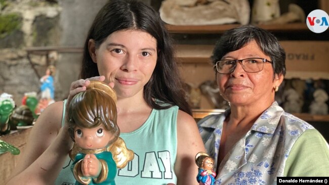 Bertha Amaya junto a su mamá Lucila Bertha Lezama. Foto Donaldo Hernández, VOA.