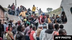 Des habitants de Goma montent à bord d'un ferry après qu'un ordre d'évacuation a été donné le 27 mai 2021.