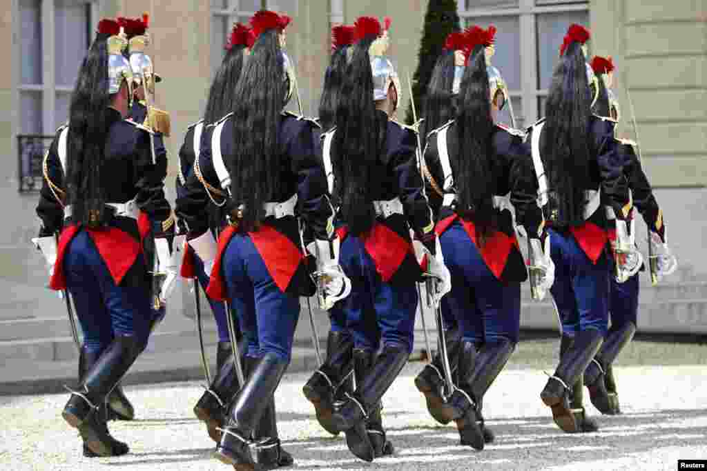 Pasukan pengawal Presiden Perancis berbaris di istana &Eacute;lys&eacute;e, Paris.