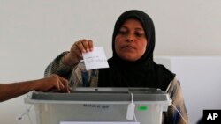 Seorang perempuan memberikan suaranya di TPS pada pemilihan presiden di Male, Maladewa, Minggu, 23 September 2018.
