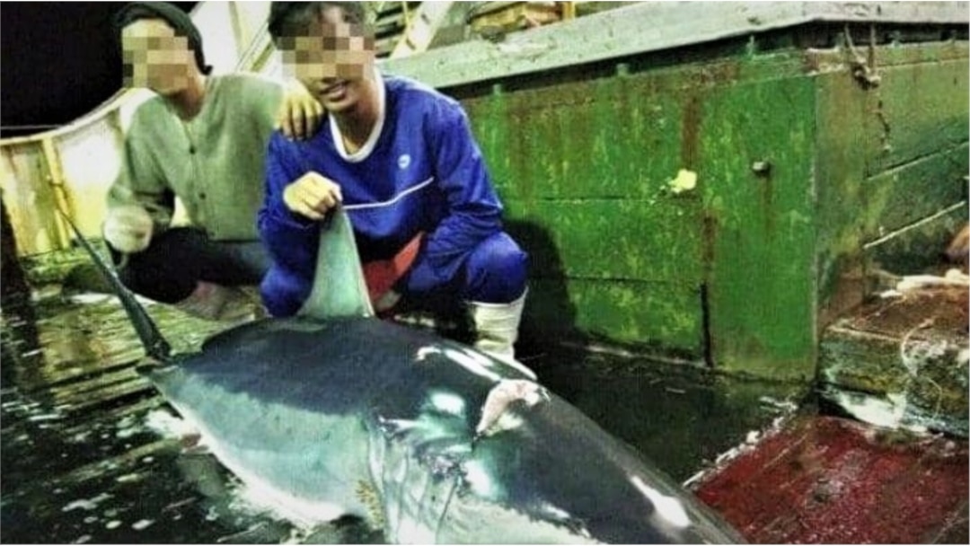 Dua ABK di atas kapal Long Xin berbendera China (courtesy: Facebook).