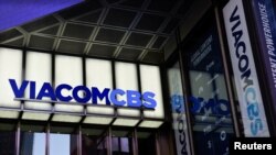 El logo de ViacomCBS en la sede de la compañía en Nueva York, el 5 de diciembre de 2019. Foto: Reuters.