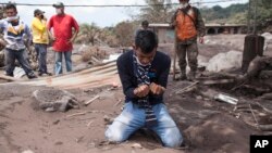 Bryan Rivera pleure après avoir regardé les restes de sa maison, après la disparition de sa famille lors de l'éruption du Volcan de Fuego, à San Miguel Los Lotes, au Guatemala, jeudi 7 juin 2018. (AP Photo / Moisés Castillo)