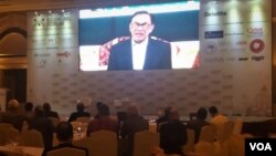 Dalam diskusi di Jakarta, Rabu (21/11) Wakil Perdana Menteri Malaysia Anwar Ibrahim Melalui video conference menjelaskan tentang ekonomi ASEAN. (Foto: VOA/Fathiyah)