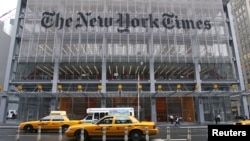 Kantor pusat harian New York Times di 8th Avenue, New York (Foto: dok). Peretas Tiongkok telah berulang kali melancarkan serangan cyber terhadap situs New York Times dan wartawannya dalam empat bulan terakhir. (REUTERS/Gary Hershorn) 