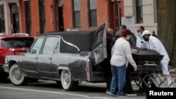 美國紐約殯儀館職員正在處理新冠疫情死者遺體