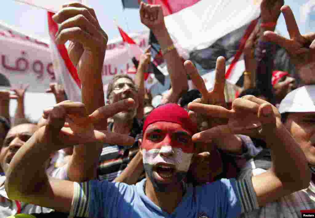 Protesters opposing Egyptian President Mohamed Morsi shout slogans against him and brotherhood members during a protest in Tahrir square in Cairo, June 30, 2013. 