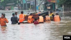 Proses evakuasi banjir di Jakarta Timur (13/1). (VOA/Iris Gera)