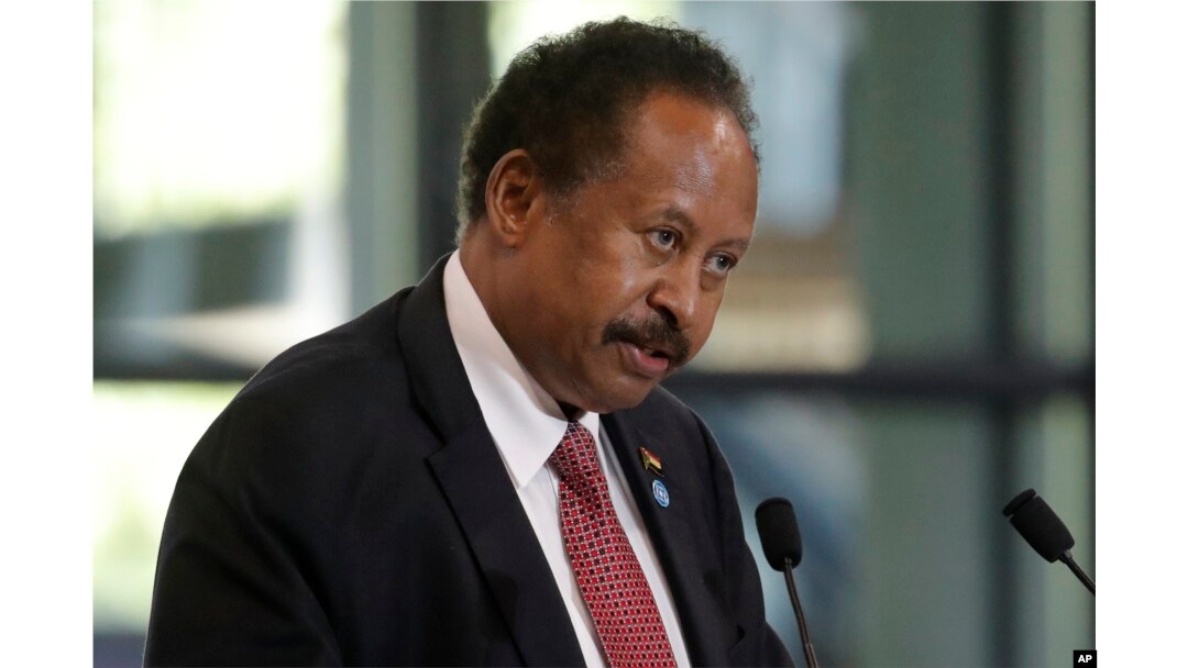 Mantan perdana menteri Sudan, Abdalla Hamdok, saat menghadiri pertemuan di Paris, 17 Mei 2021. (Foto: Christophe Ena/AP Photo)