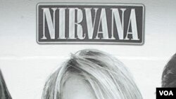 Seorang pejalan kaki melewati poster Kurt Cobain, vokalis dan gitaris Nirvana, di kota Seattle (foto: dok).