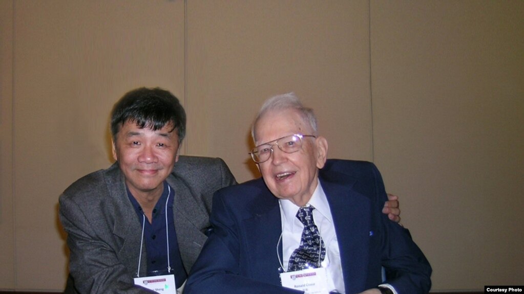 2008年,中国自由派民间智库北京天则经济研究所所长盛洪教授和美国芝加哥大学教授科斯在芝加哥大学的中国改革开放30年研讨会上(盛洪推特图片)