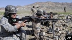 Membros do exército afegão.