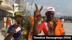 Des supporters gabonais devant le stade à Libreville, au Gabon, le 18 janvier 2017. (VOA/Timothee Donangmaye)