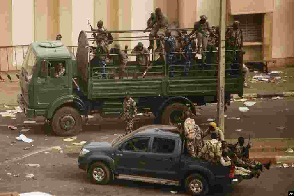 Malian soldiers and security forces gather at the offices of the state radio and television broadcaster after announcing a coup d'etat, in the capital Bamako, March 22, 2012. (Reuters Photo)