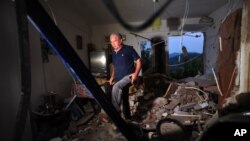 Sebuah rumah di desa Pothi, di pulau Lefkada, Yunani tampak hancur akibat gempa hari Selasa (17/11).