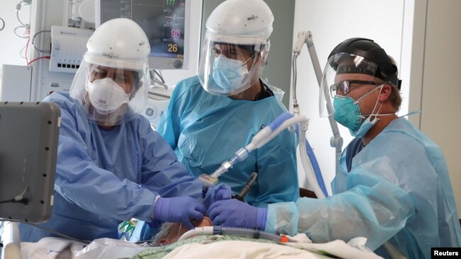 TƯ LIỆU: Các bác sĩ đặt ống thở cho một bệnh nhân COVID-19 tại Bệnh viện Providence Mission ở Mission Viejo, bang California, ngày 8 tháng 1, 2021. 