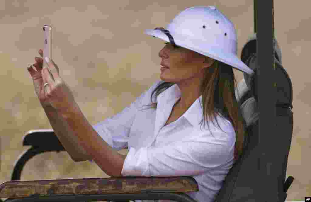 លោកស្រី Melania Trump ថតរូបជាមួយទូរសព្ទដៃ អំឡុងពេលទស្សនកិច្ចទ្យានជាតិណៃរ៉ូប៊ី ប្រទេសកេនយ៉ា កាលពីថ្ងៃទី០៥ ខែតុលា ឆ្នាំ២០១៨។