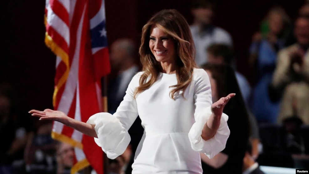 Melania Trump di panggung Konvensi Nasional Partai Republik di Cleveland, Ohio (18/7). (Reuters/Jim Young)