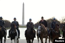 Mantan mendagri AS (kedua dari kanan) menunggang kuda bersama para petugas Polisi Taman (Park Police) di Washington pada 2017. (Foto: via Reuters)