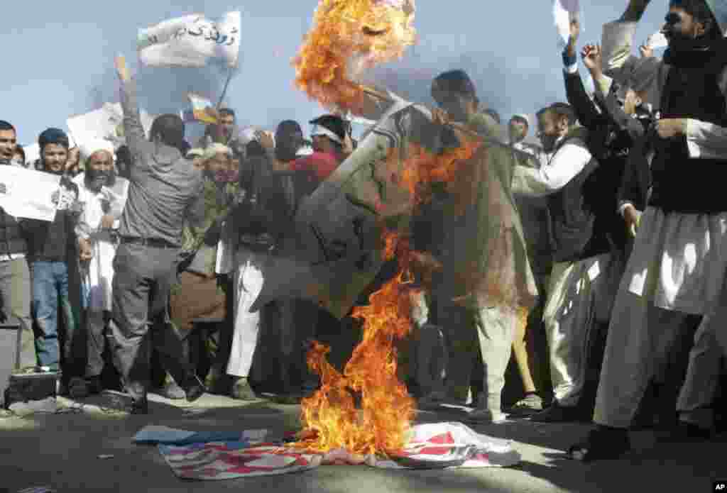 阿富汗人9月16日在喀布尔以西的赫拉特市举行的一场反对嘲笑先知穆罕默德的英特网视频的抗议活动中焚烧美国国旗。