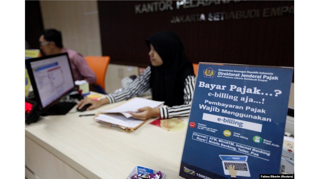 Seorang pegawai di kantor pelayanan pajak di Jakarta, 23 Februari 2017. (Foto: Fatima Elkarim/Reuters)