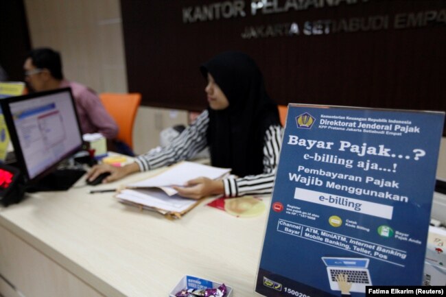 FILE - Seorang pegawai di kantor pelayanan pajak di Jakarta, 23 Februari 2017. (Foto: Fatima Elkarim/Reuters)