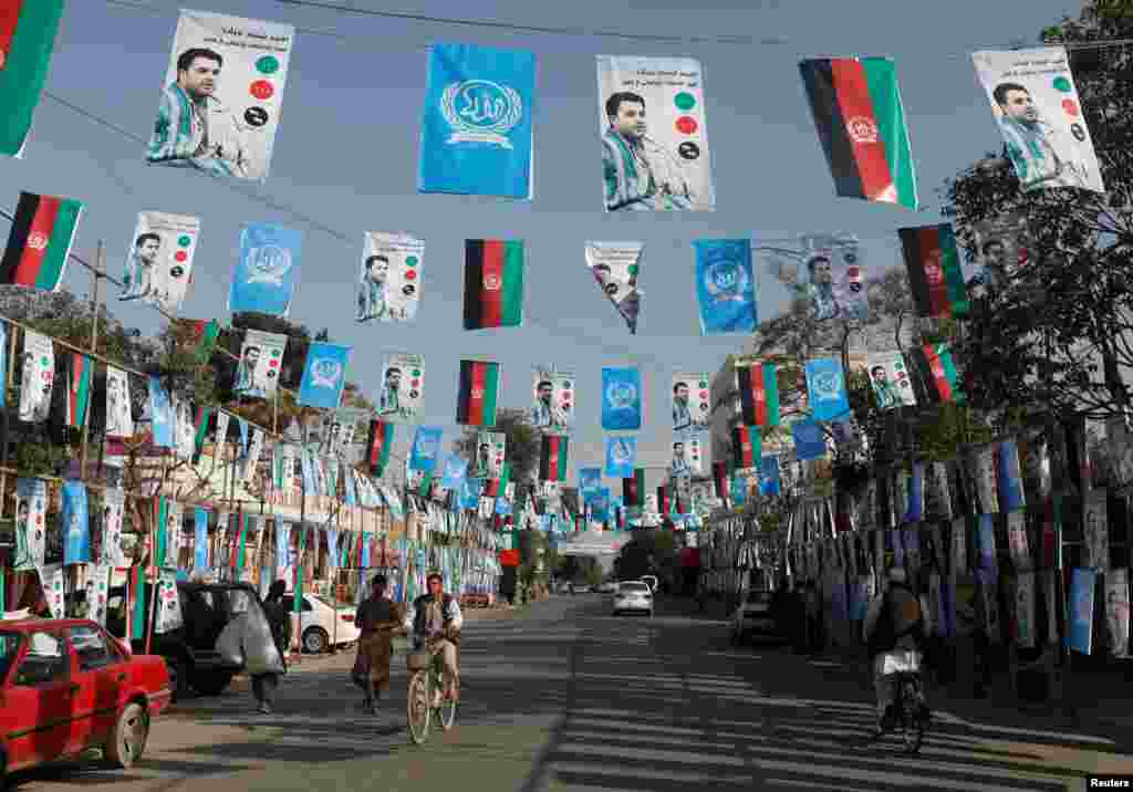 شهر کابل با تصاویر و پیام های نامزدان انتخابات شورای ملی سال ۱۳۹۷ آراسته شده است &nbsp;