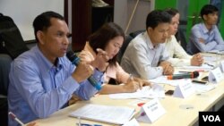 Am Sam Ath, monitor supervisor for the human rights organizaiton LICADHO speaks to journalists during a press conference on the “stop and consult” campaign. 