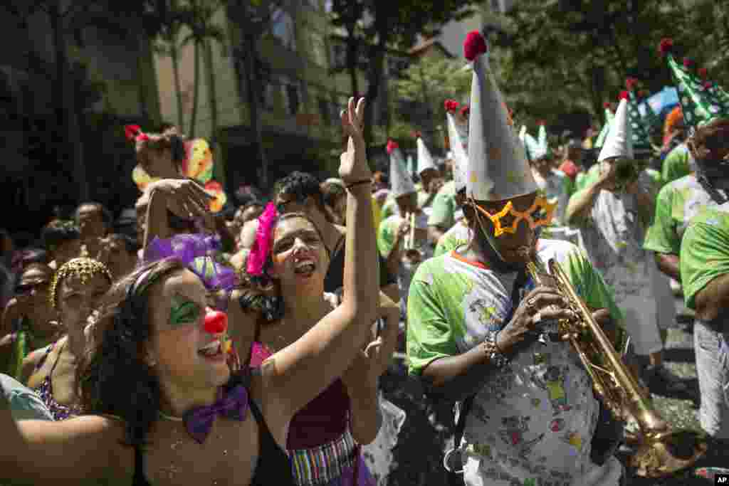 Fantasias e música no ritmo de carnaval, nas festas do fim de semana anterior aos desfiles.