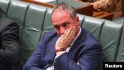 Phó Thủ tướng Úc Barnaby Joyce "gây sốc” trong vụ bê bối tình ái với một thư ký báo chí đã khiến bà mang thai.