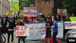 Pengunjuk rasa Anti-Trump berdiri dekat kantor Konvensi Nasional Partai Republik. Washington D.C.