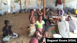 Des refugiés sous une tente qui sert de logement dans le camp de Dar Es Salam à Baga-Sola (ouest du Tchad) (VOA/Bagassi Koura)