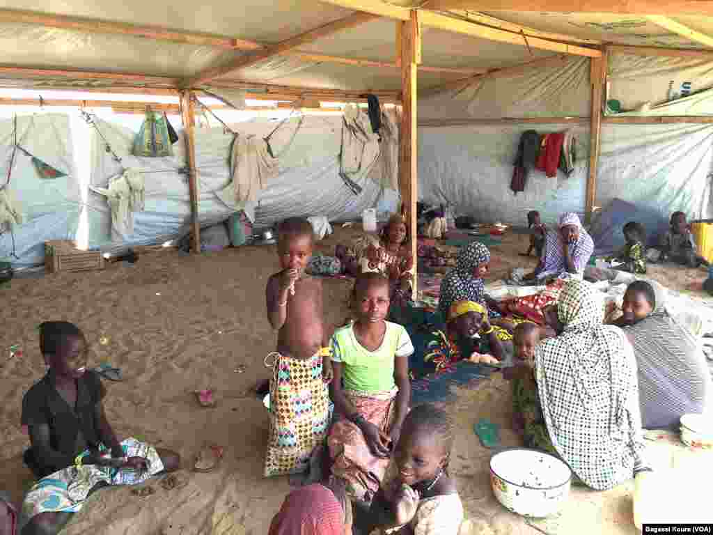 Des refugiés sous une tente qui sert de logement dans le camp de Dar Es Salam à Baga-Sola (ouest du Tchad), 2 avril 2016. (Photo voa Bagassi Koura)