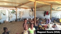 Des refugiés fuyant Boko Haram au Nigeria et au Niger sous une tente qui sert de logement dans le camp de Dar Es Salam à Baga-Sola (ouest du Tchad). VOA/ Bagassi Koura.