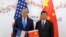 Тодішній президент Дональд Трамп позує для фотографії з президентом Китаю Сі Цзіньпіном під час зустрічі на полях саміту G20 в Осаці, Японія, 29 червня 2019 року.