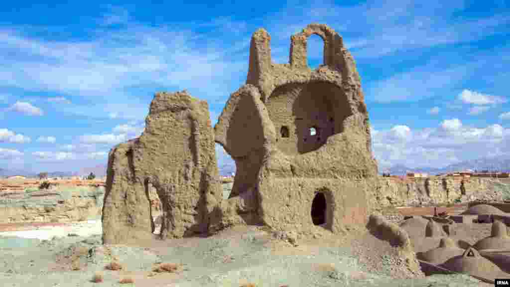 وستای خور در ۵۰ کیلو متری شهرستان خوسف در حاشیه جاده بیرجند – کرمان. هنوز آثار معماری با ارزشی در آن هست. عکاس: سجاد نجفی، ایرنا
