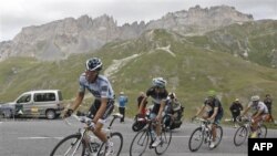 Các vận động viên tranh tài trong cuộc đua xe đạp Tour de France, 22/7/2011