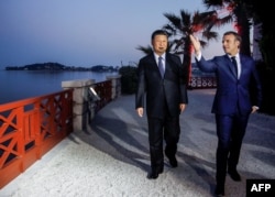 2019年3月24日在法国尼斯附近的地中海度假小镇滨海博利厄举行的晚宴之前，法国总统马克龙和中国国家主席习近平参观