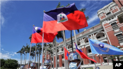Drapo peyi d'Ayiti ak Taiwan ap vole nan moman Anbasade Ayisyen Roudy Stanley Penn ap prezante let kreyans li. 