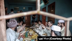 شماری از پشتون های متوطن شده در کلکته حین دعا خوانی پس از صرف طعام