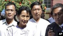 Aung San Suu Kyi leaves Burma's High Court with members of her National League for Democracy in Rangoon, 16 Nov 2010
